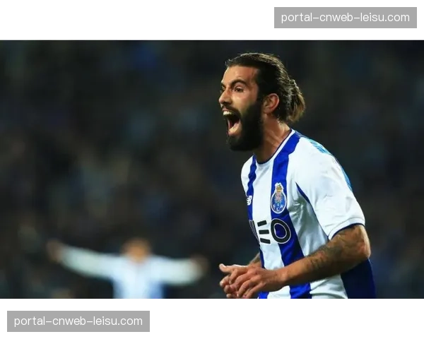 河南队中场核心恢复训练,其回归将丰富球队前场定位球选择 河南队中场核心恢复训练,其回归将丰富球队前场定位球选择