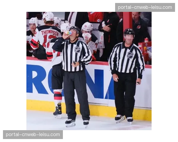 特写：惜败出局后，加拿大老将斯科特·塔珀在更衣室安慰年轻队友