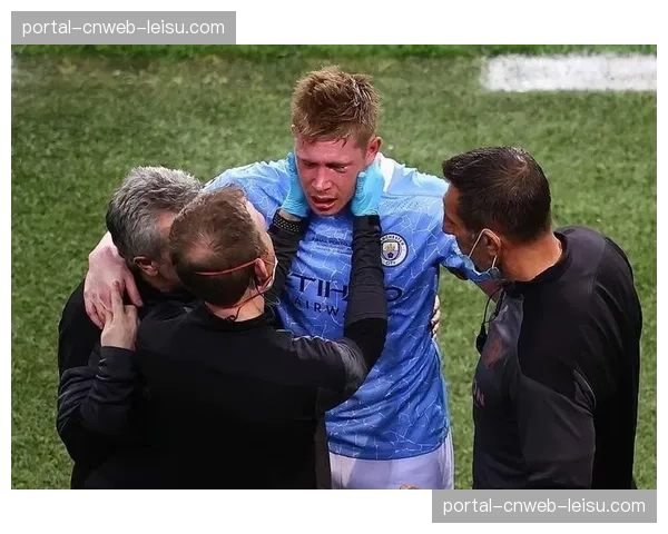 替补席上的目光:德布劳内伤愈后首次进入大名单,全程专注观战 替补席上的目光:德布劳内伤愈后首次进入大名单,全程专注观战