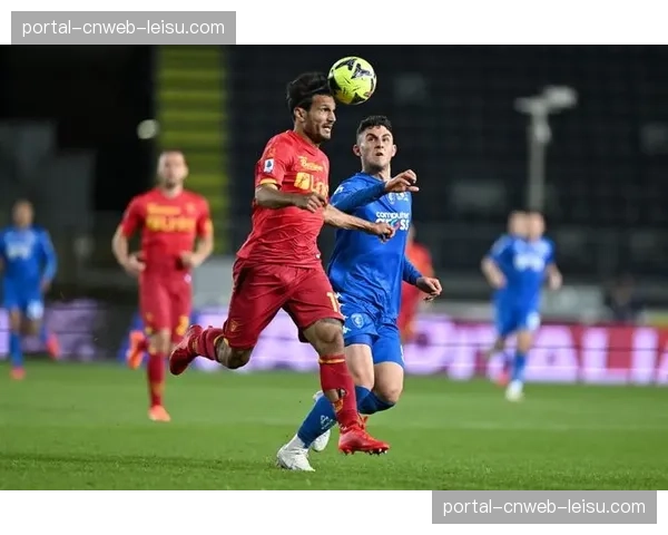 关键瞬间:莱切门将出击失误送礼,源自恩波利前锋长达30秒的持续施压 关键瞬间:莱切门将出击失误送礼,源自恩波利前锋长达30秒的持续施压